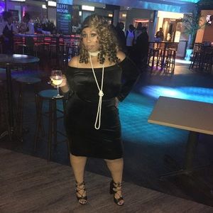 Black Long Sleeve Knee Length Velvet Dress